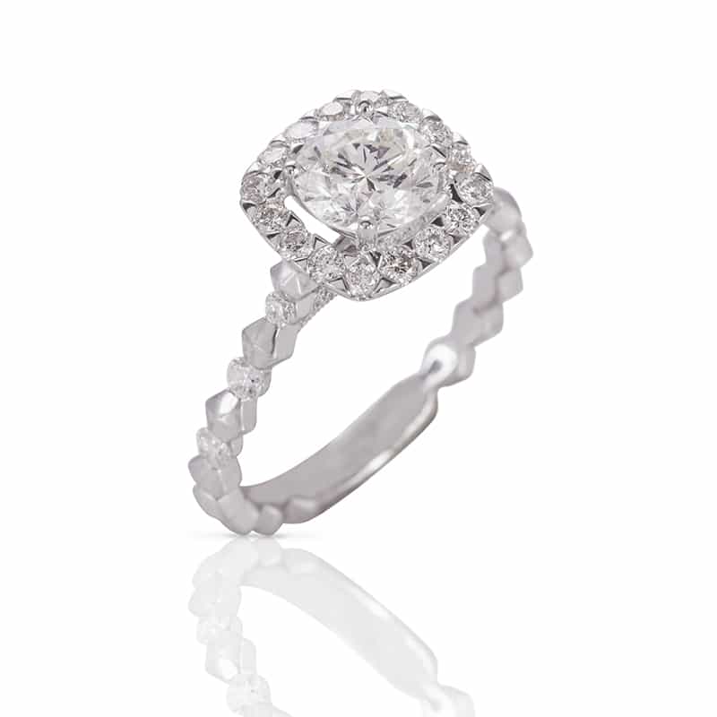  Dazzling Diamond Engagement Ring In 18k 